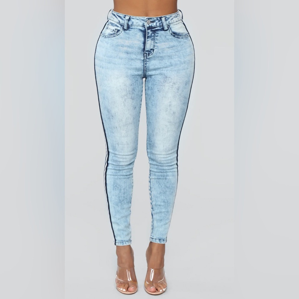 New never worn women’s Ci Sono jeans acid washed blue. Good condition size 9